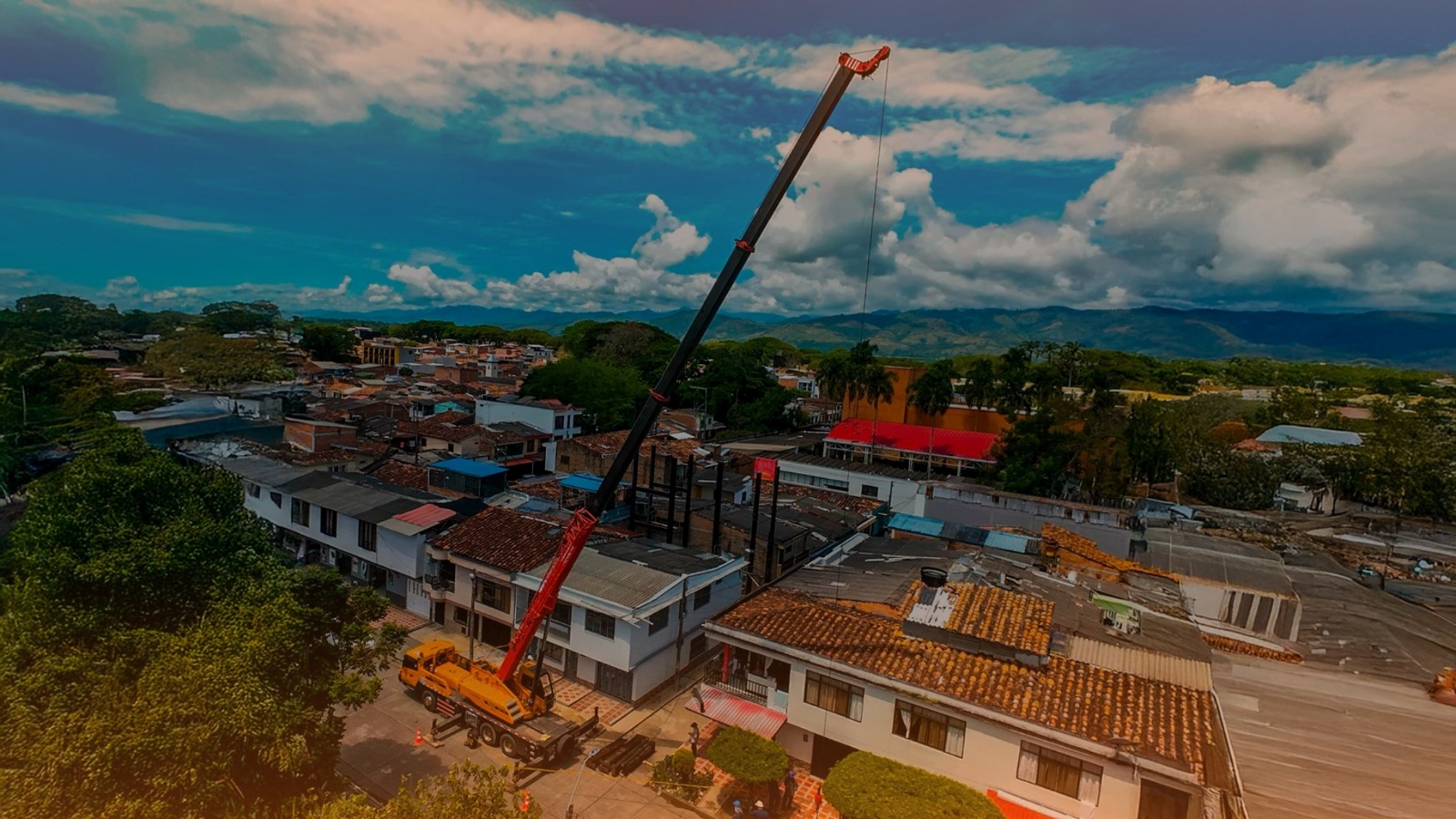 Operación de izaje con grúa de alto tonelaje para estructuras de acero - Supercargas